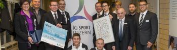 Übergabe vom Anerkennungspreis 2014 an die Ringerriege Hergiswil (Foto: http://www.igsportluzern.ch)